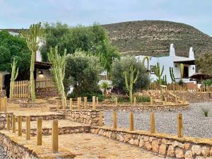 Un patio con una cerca y una casa en Luna Moruna, en Los Albaricoques 24 fotos más