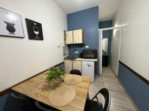 a table and chairs in a room with a kitchen at Departamento dos habitaciones en microcentro in Mendoza