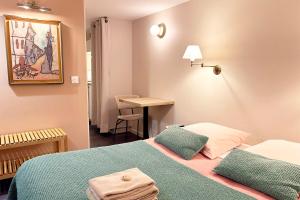 a small room with a bed and a desk at Chambre d'hôtes option étape pour professionnel in Morangis +13 photos