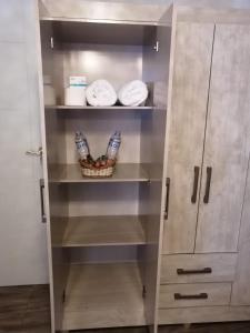 Un armario blanco con una cesta de comida dentro. en Comfortable Lodge, en San Antonio