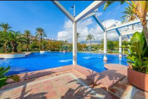 Bazén v ubytovaní EL ESTUDIO DE LA PLAYA BENALBEACH Holidays Paradise alebo v jeho blízkosti