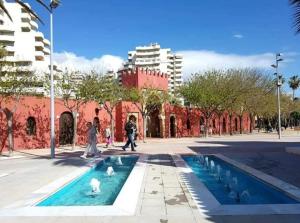 Bazén v ubytovaní EL ESTUDIO DE LA PLAYA BENALBEACH Holidays Paradise alebo v jeho blízkosti