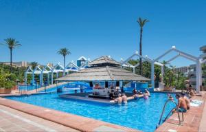 Bazén v ubytovaní EL ESTUDIO DE LA PLAYA BENALBEACH Holidays Paradise alebo v jeho blízkosti