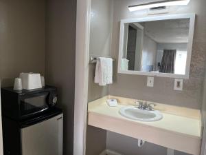 Bilik mandi di Motel 6 Cordele, GA