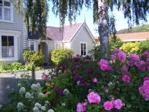 un jardín de flores frente a una casa en Cambria House, en Nelson