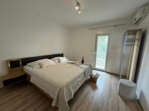 a bedroom with a large bed and a window at Apartment Marino 2 in Duće