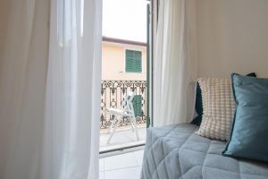 a room with a couch and a window with a balcony at 245c - Casa Johanna, Centro Storico, 140metri dalla Baia del Silenzio PATRIMONIO UNESCO spiaggia e mare in Sestri Levante