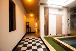 un couloir avec une piscine et un sol à carreaux dans l'établissement Casa Santa Cruz & Social Coffee, à Carthagène des Indes