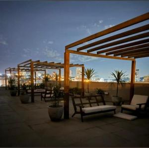 a group of benches sitting on top of a roof at Studio Novo Luxo - Centro in Mogi das Cruzes