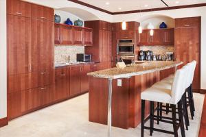Eldhús eða eldhúskrókur á Panoramic Ocean Views At Wailea Beach Villas M511!