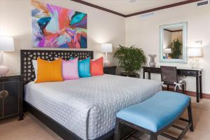 Rúm í herbergi á Panoramic Ocean Views At Wailea Beach Villas M511!