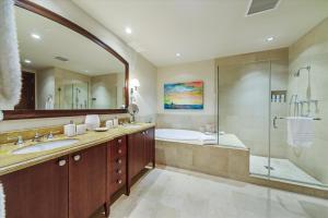 Baðherbergi á Panoramic Ocean Views At Wailea Beach Villas M511!