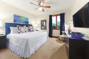 Rúm í herbergi á Panoramic Ocean Views At Wailea Beach Villas M511!