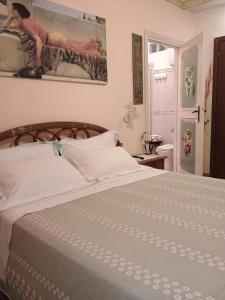 sypialnia z łóżkiem i obrazem na ścianie w obiekcie B&b Fabra Casa Mia e non solo w mieście Falvaterra +37 zdjęć