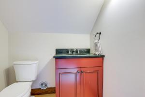 Ένα μπάνιο στο Deck and Fire Pit All-Season Wilmington Retreat +31 φωτογραφίες