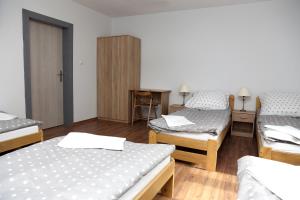 En eller flere senge i et værelse på Hostel Grono