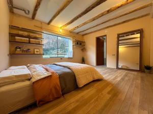 Кровать или кровати в номере Spacious Studio in Prime Area with Views and Top Wifi