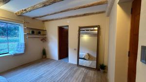 pokój z lustrem i sypialnia z łóżkiem w obiekcie Spacious Studio in Prime Area with Views and Top Wifi w mieście Písac +8 zdjęć