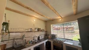 kuchnia z 2 umywalkami i dużym oknem w obiekcie Spacious Studio in Prime Area with Views and Top Wifi w mieście Písac