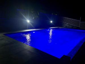 Bazén v ubytování Bleu Soleil nebo v jeho okolí