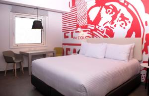 Rúm í herbergi á Radisson RED Miraflores