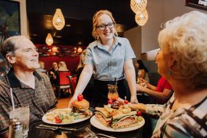 Επισκέπτες που μένουν στο Rain Rock Casino Resort Hotel