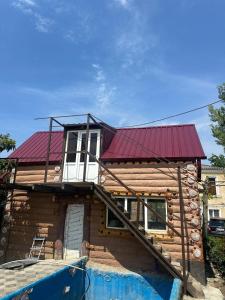 ein Haus mit rotem Dach wird gebaut in der Unterkunft Rezo's Ranch in Samtredia