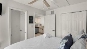 Uma cama ou camas num quarto em Rollin Tide C7 - Think Happy Thoughts