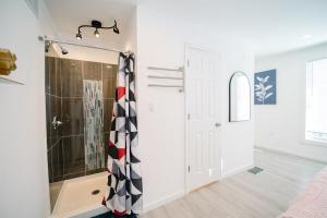 Ένα μπάνιο στο Cozy Home Driveway Parking Close to Metro! +43 φωτογραφίες
