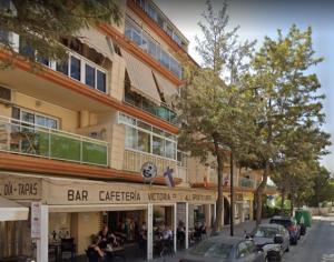 budynek na ulicy miejskiej z barem i kawiarnią w obiekcie Apartamento Los Pacos Fuengirola w mieście Fuengirola