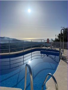una piscina en la parte superior de un edificio en Hotel Rural los Caracoles, en Frigiliana