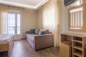 un soggiorno con divano e specchio di Seabird Apartments a Skala Potamias