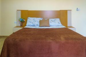 Giường trong phòng chung tại 4 quartos, sendo 2 suítes - uma com varanda privativa, a 700m da Praia da Boca da Barra e 2,5km da orla de Tamandaré, Wifi 200MB e cozinha completa - Piscina e estacionamento privativos - Ideal para grupos e famílias - tranquilo para home office