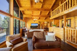 Una sala de estar tipo cabaña de madera con sofás y un televisor. en Ultimate Lakeview Lodge and ON THE LAKE! with a Hot-Tub!, en Big Bear Lake