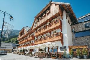 - un balcon avec des tables et des chaises dans l'établissement Hotel Le V de Vaujany, à Vaujany