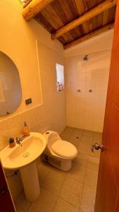 un baño con inodoro y lavabo en Cosy Room with Bathroom in Prime Area, en Písac