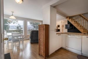 Nhà bếp/bếp nhỏ tại Rustic chalet with VIEW and SPA