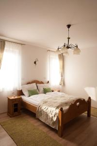 Un dormitorio con una cama grande y una lámpara de araña. en Maushaus, en Véménd