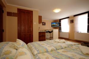Posteľ alebo postele v izbe v ubytovaní Gyulai Brill Apartman