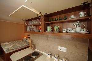 Príslušenstvo na prípravu kávy alebo čaju v ubytovaní Gyulai Brill Apartman