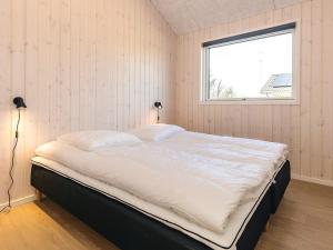 una cama grande en una habitación con ventana en 5 star holiday home in Humble, en Humble 54 fotos más