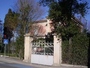 ein Tor vor einem Backsteingebäude in der Unterkunft Villa Maria Bed & Breakfast, Corridonia, Marche in Corridonia