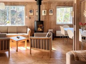 Posezení v ubytování 8 person holiday home in Ålbæk-By Traum