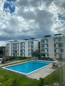 a large apartment building with a large swimming pool at Departamento para Vacacionar in Chantepec