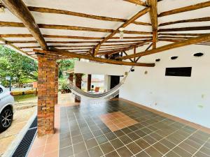 une chambre avec un hamac dans une maison dans l'établissement Villa Country Colonial Socorro Santander, à Socorro 10 autres photos