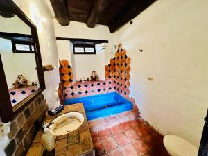 une salle de bain avec un lavabo et un miroir dans l'établissement Villa Country Colonial Socorro Santander, à Socorro