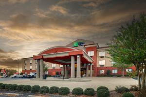 een tankstation voor een gebouw bij Holiday Inn Express Hotel & Suites- Gadsden by IHG in Gadsden