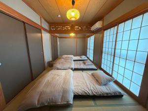 Postel nebo postele na pokoji v ubytování 徳島市のまるごと貸切一軒家 最大5名 無料駐車場2台