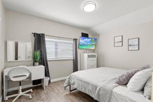 TV/trung tâm giải trí tại Renovated Stay, Parking, Near DT & Airport