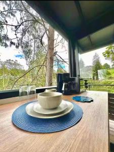 a table with a bowl on top of a table at Cabañas - 5 Continentes in Guarne
